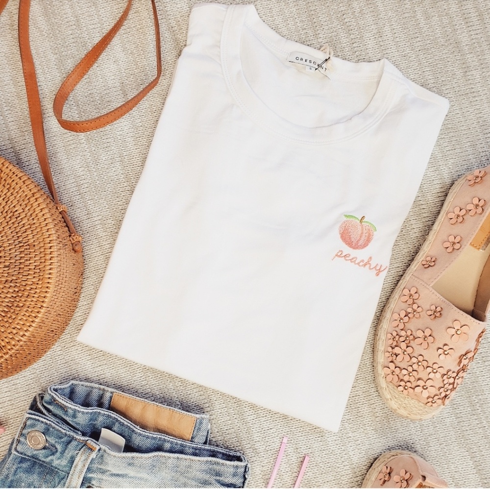 🚨SALE🚨Peachy tshirt in white - Picture 2 of 3